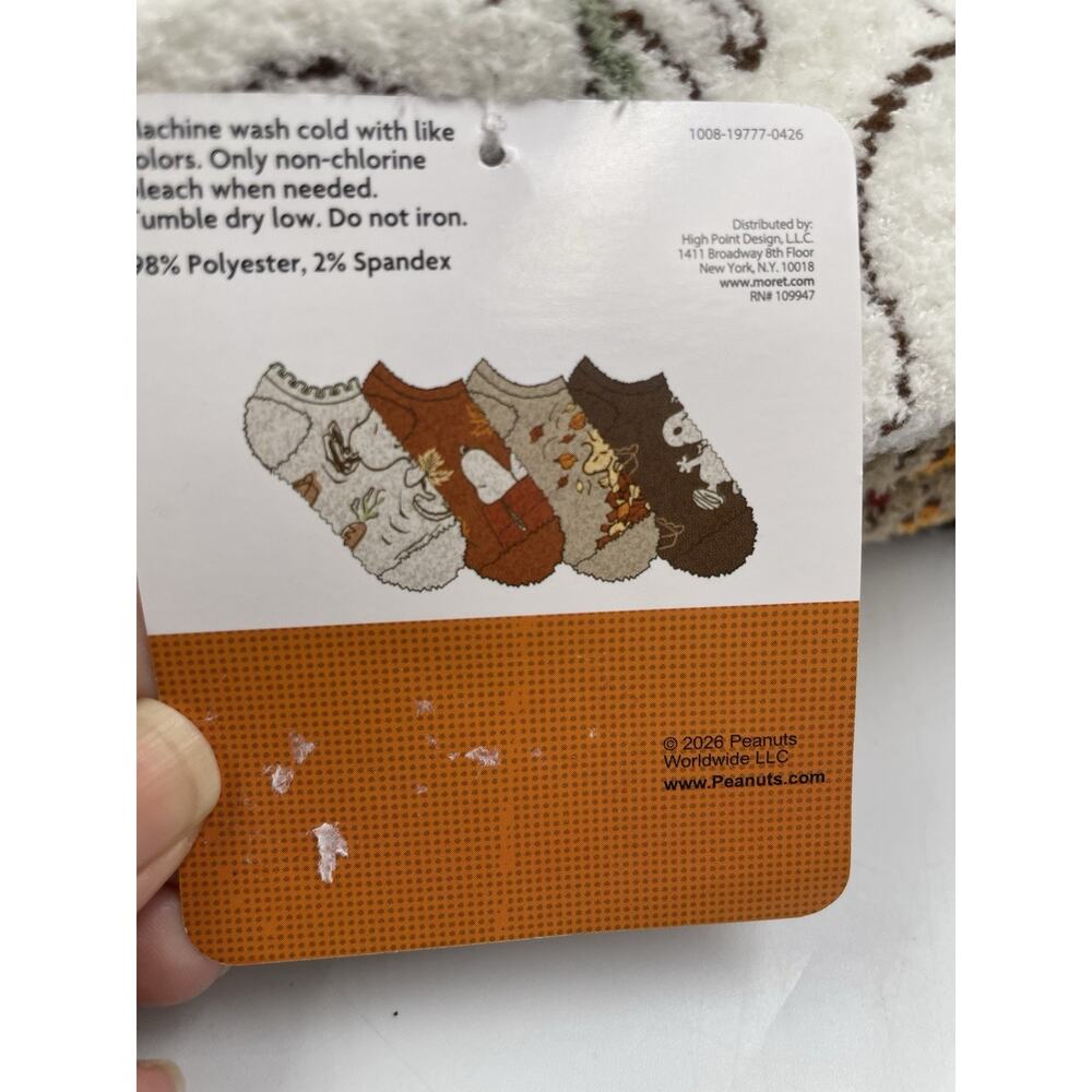 Peanuts 2026 Fall Fuzzy No Show Socks Womens 4 Pair Size 4-10 NEW With Tags - Picture 4 of 4